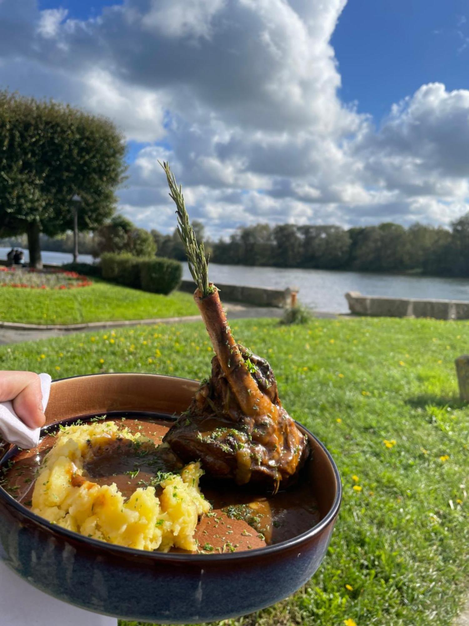 Logis Hotel & Restaurant - Les Bords De Seine La Roche-Guyon Εξωτερικό φωτογραφία