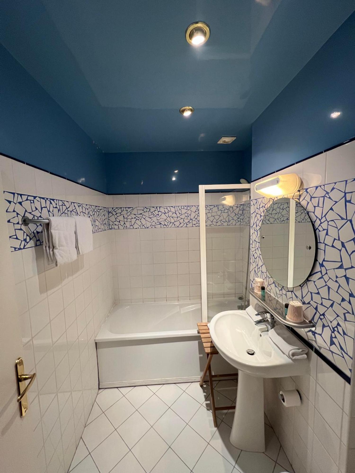 Logis Hotel & Restaurant - Les Bords De Seine La Roche-Guyon Εξωτερικό φωτογραφία