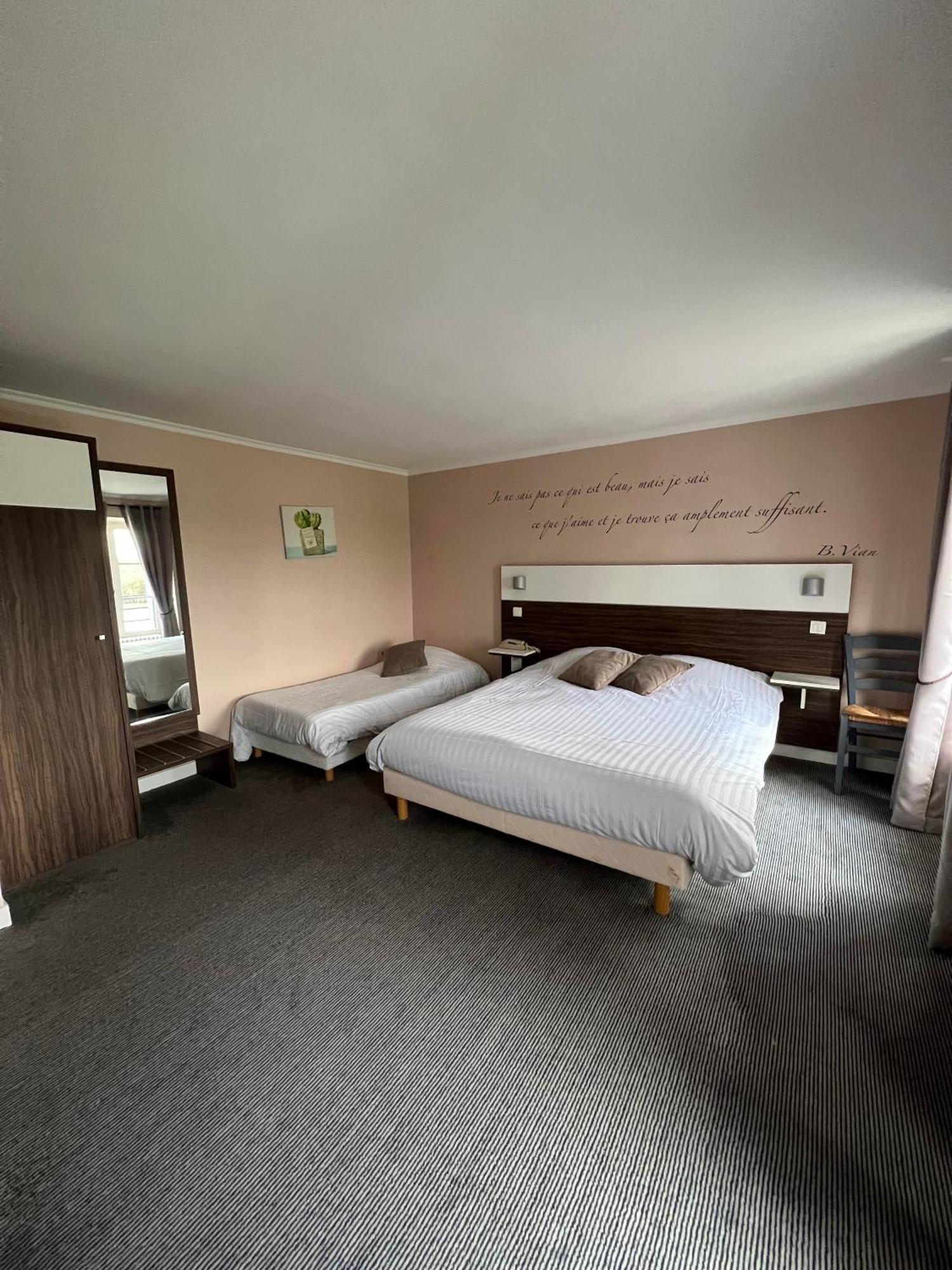 Logis Hotel & Restaurant - Les Bords De Seine La Roche-Guyon Εξωτερικό φωτογραφία