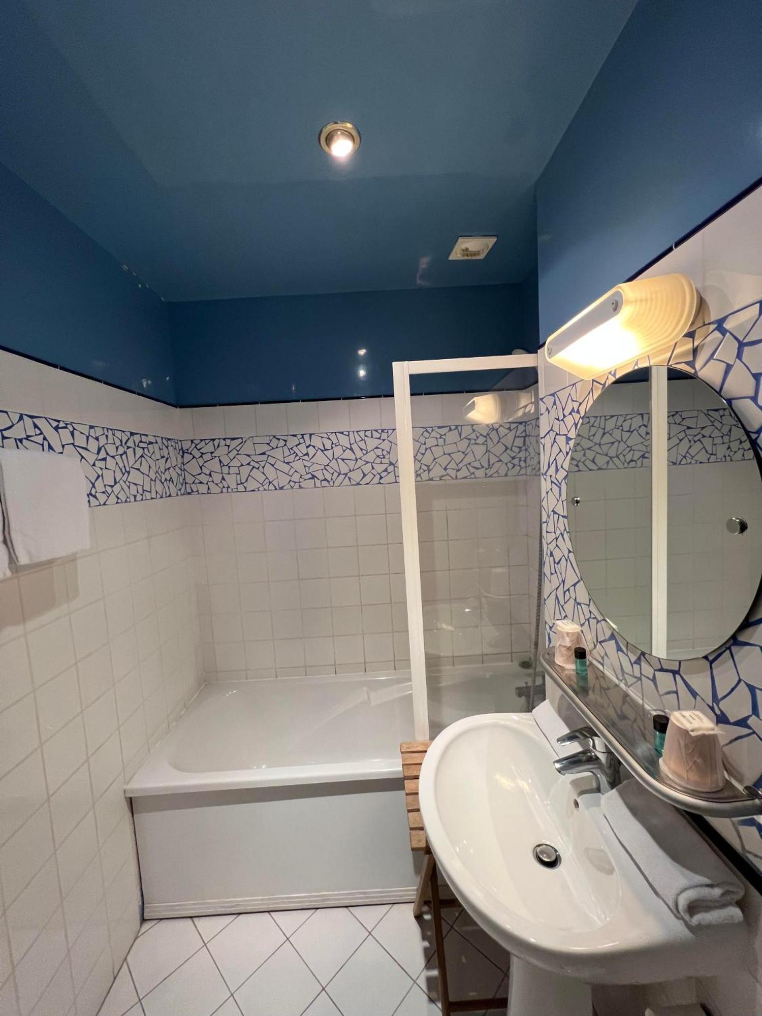 Logis Hotel & Restaurant - Les Bords De Seine La Roche-Guyon Εξωτερικό φωτογραφία