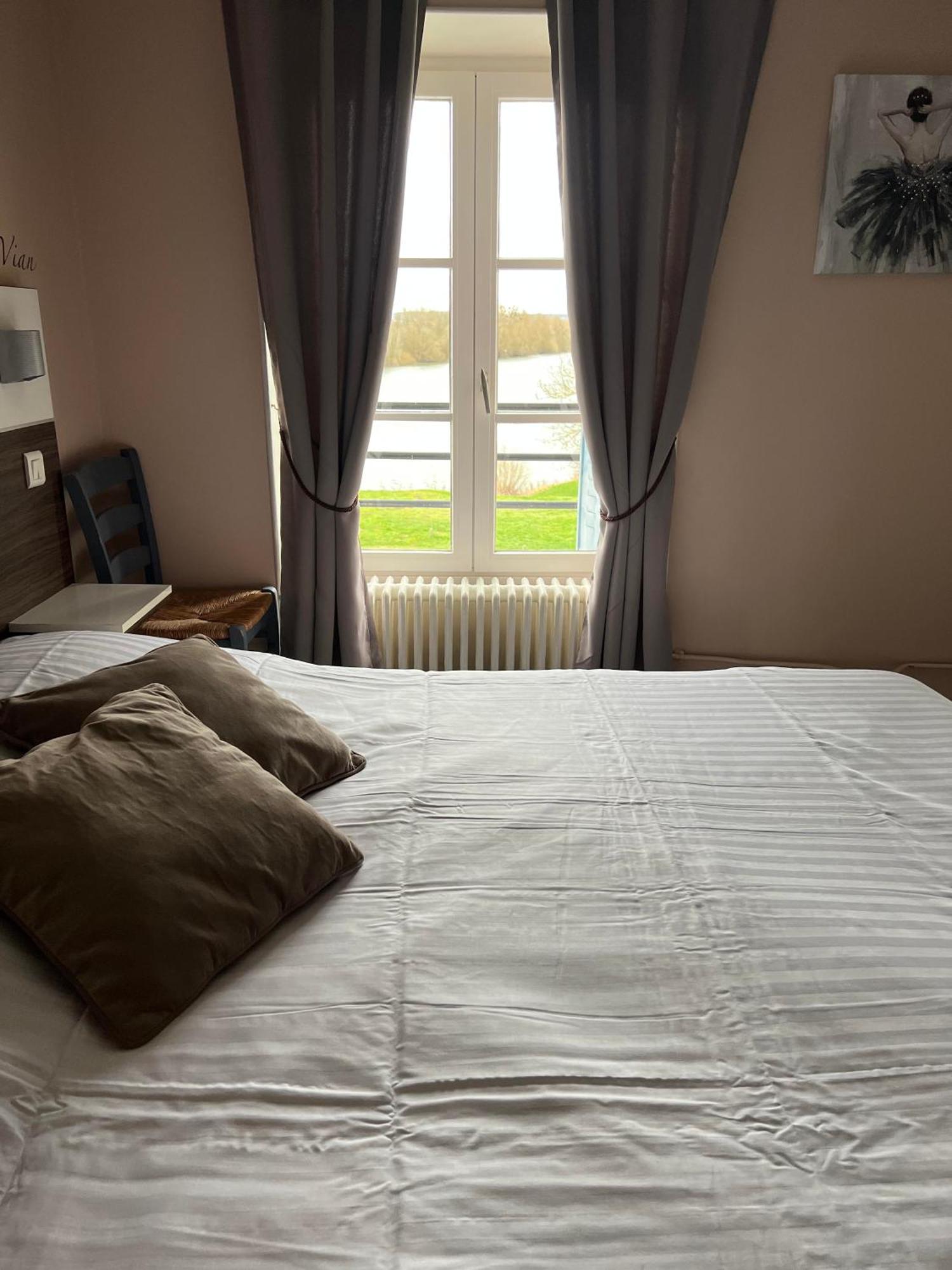 Logis Hotel & Restaurant - Les Bords De Seine La Roche-Guyon Εξωτερικό φωτογραφία