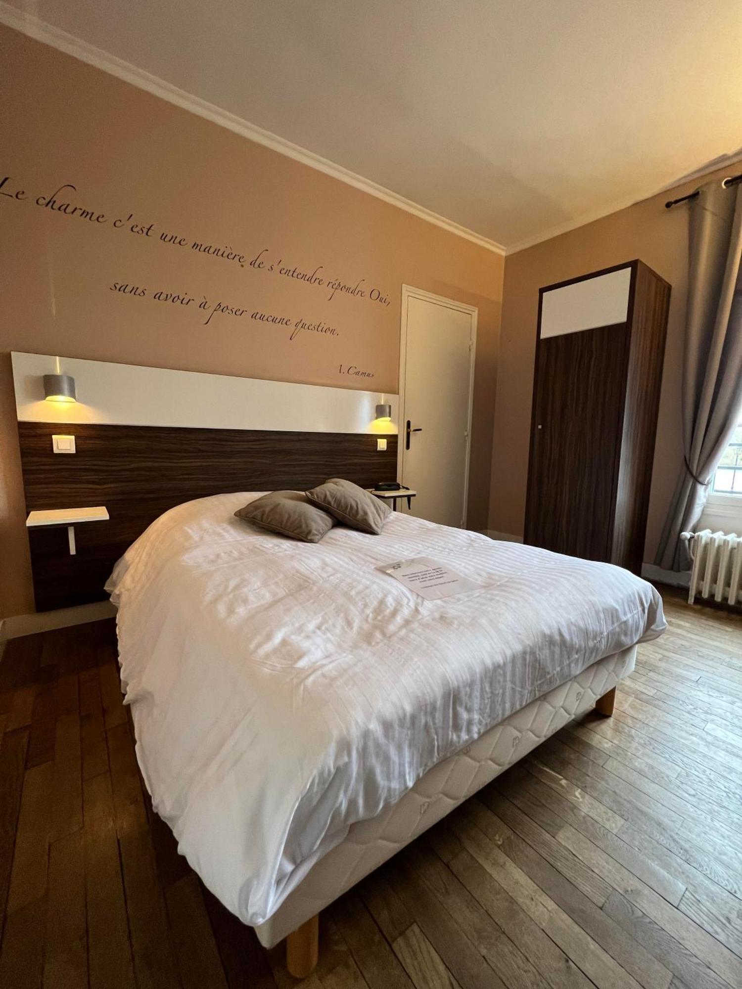 Logis Hotel & Restaurant - Les Bords De Seine La Roche-Guyon Εξωτερικό φωτογραφία