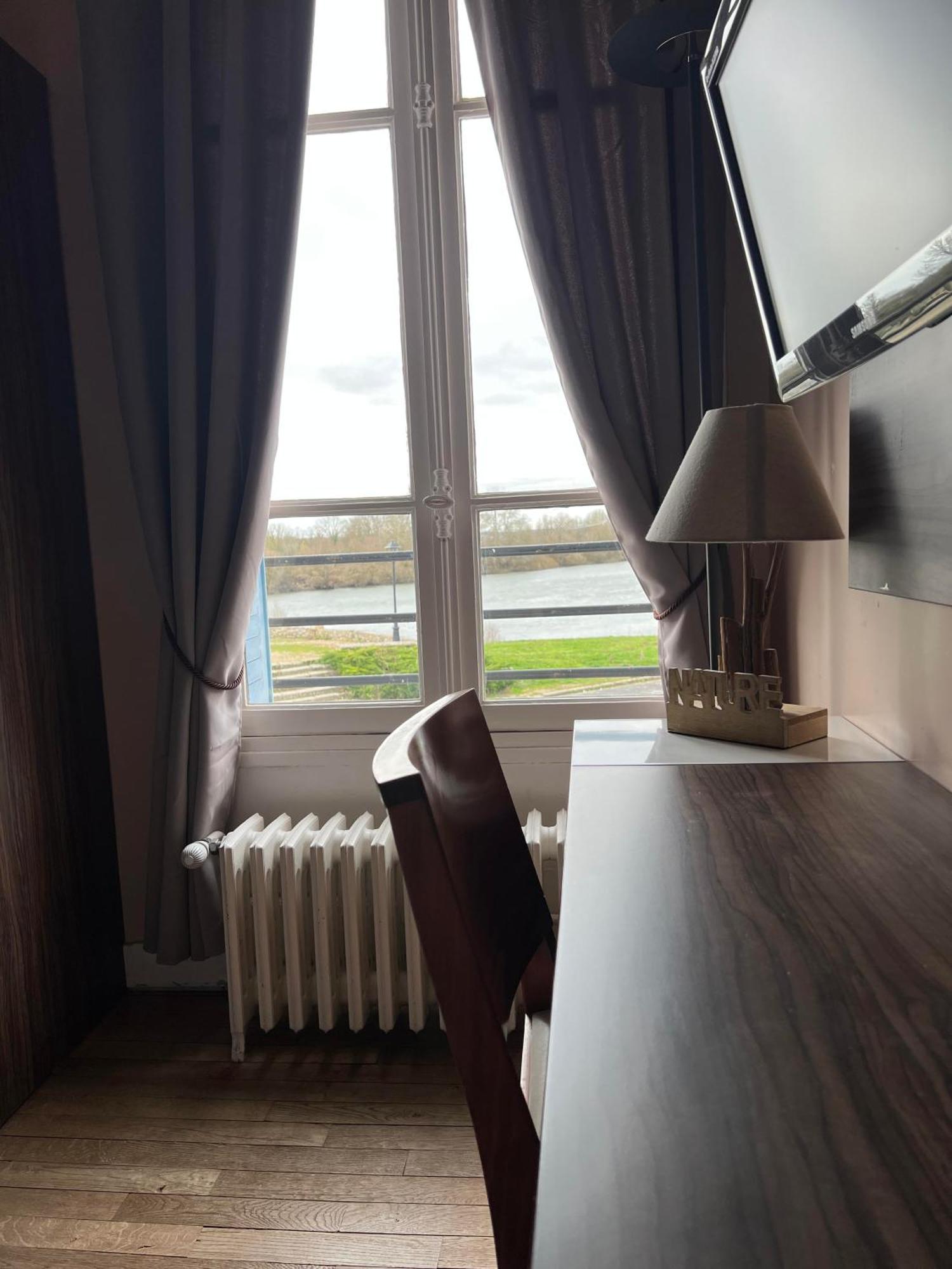 Logis Hotel & Restaurant - Les Bords De Seine La Roche-Guyon Εξωτερικό φωτογραφία
