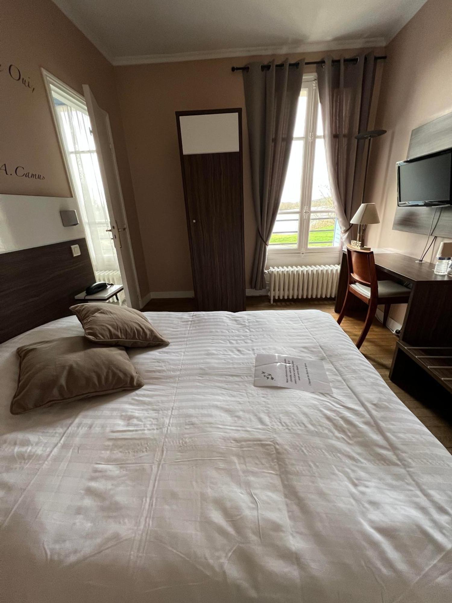 Logis Hotel & Restaurant - Les Bords De Seine La Roche-Guyon Εξωτερικό φωτογραφία