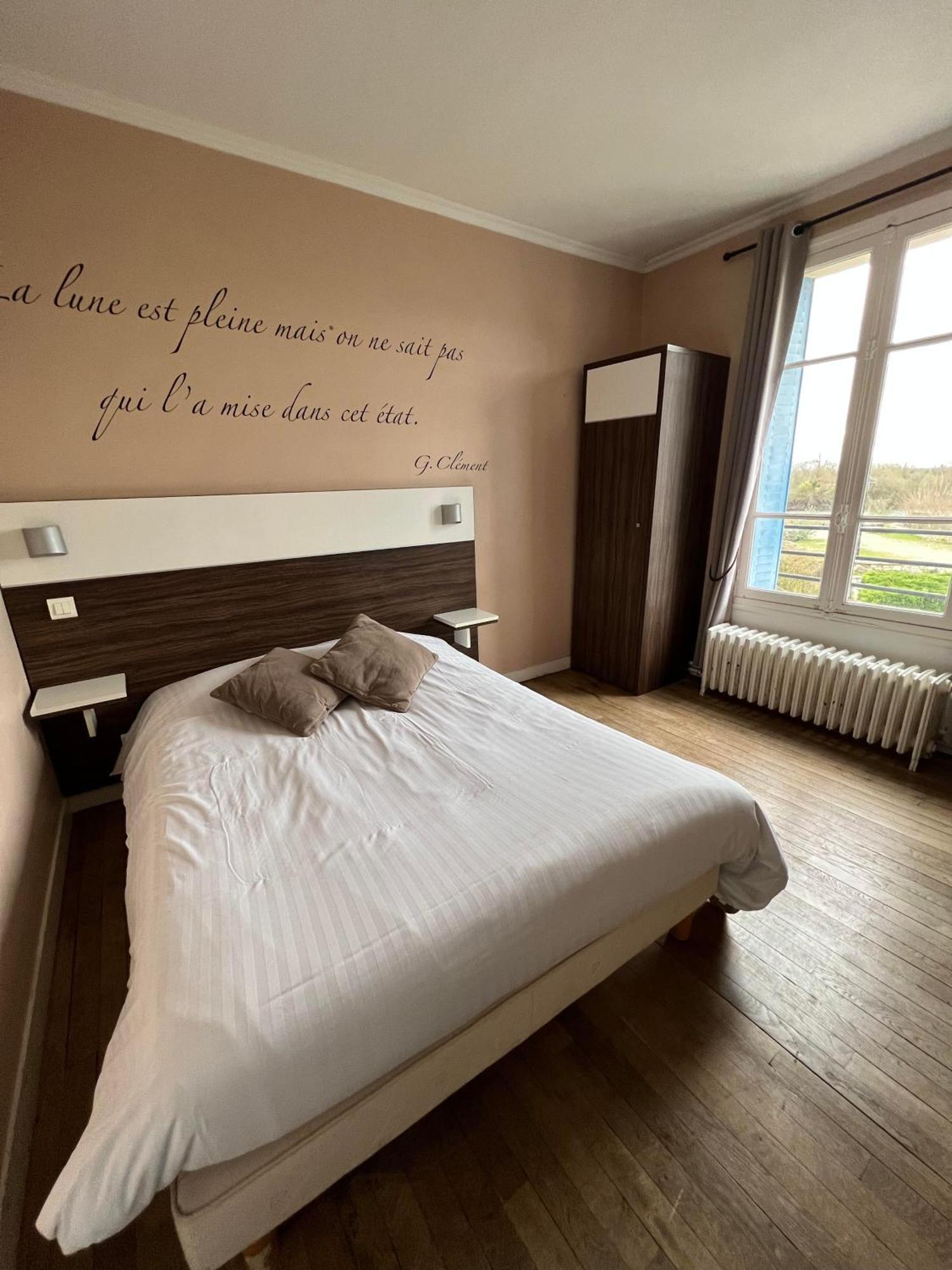 Logis Hotel & Restaurant - Les Bords De Seine La Roche-Guyon Εξωτερικό φωτογραφία